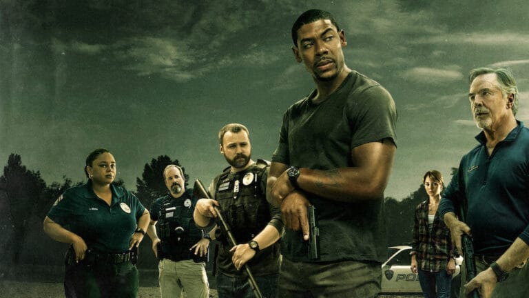Cena do filme Rebel Ridge com Aaron Pierre, protagonista enfrentando policiais corruptos em uma cidade americana
